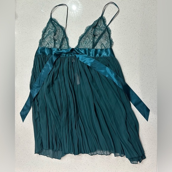 ✨NWT✨ Victoria's Secret: Chemise - Size Medium - Picture 5 of 9
